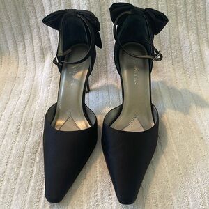Sasha Too. Beautiful Black heels with accent bow detail